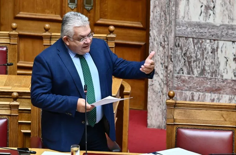  Πέταξαν τρικάκια στο σπίτι του υφυπουργού Παιδείας Νίκου Παπαιωάννου – “Δεν με αιφνιδιάζει, ούτε με εκφοβίζει”