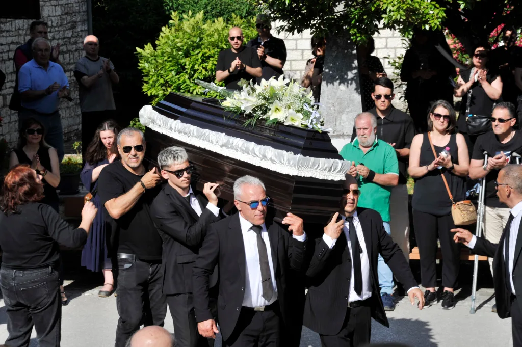 Μάριος Οικονόμου: Συγκίνηση στην κηδεία του 33χρονου ποδοσφαιριστή 12 5209914