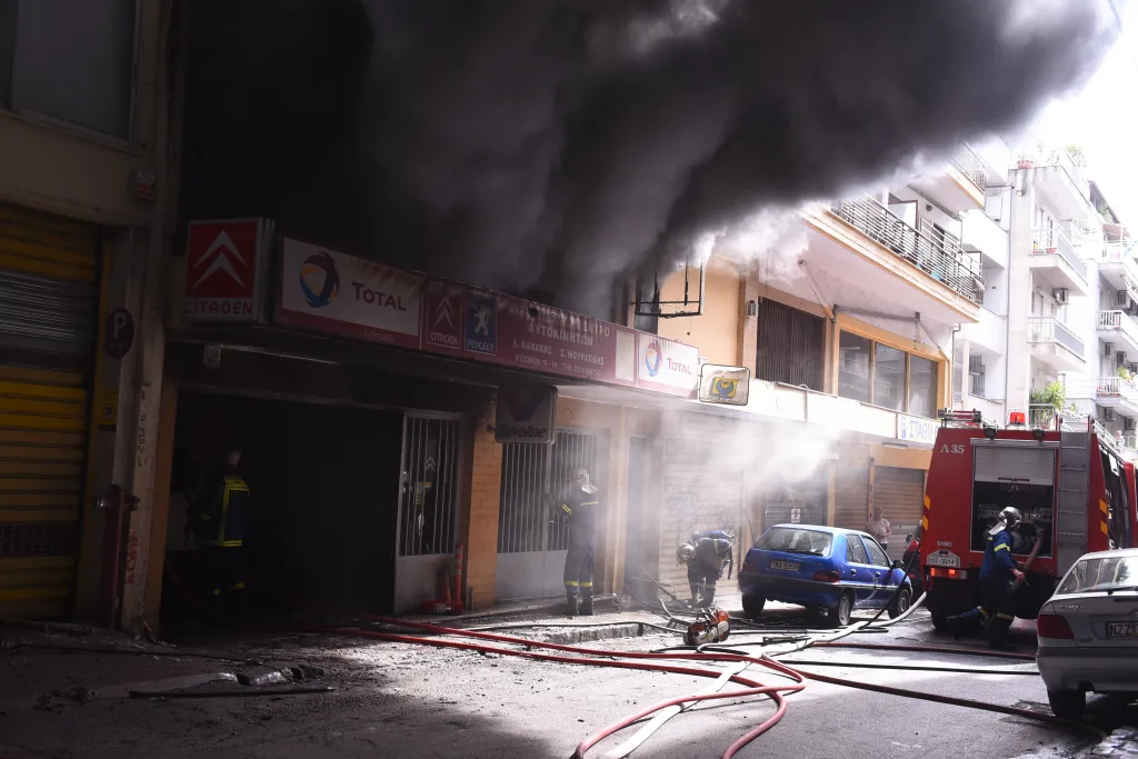 Θεσσαλονίκη: Φωτιά σε συνεργείο αυτοκινήτων, εκκενώθηκαν κτήρια (vid) 4 5225371