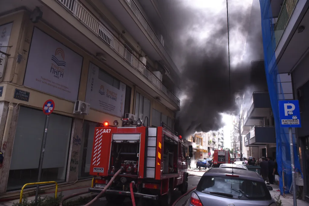 Θεσσαλονίκη: Φωτιά σε συνεργείο αυτοκινήτων, εκκενώθηκαν κτήρια (vid) 5 5225373