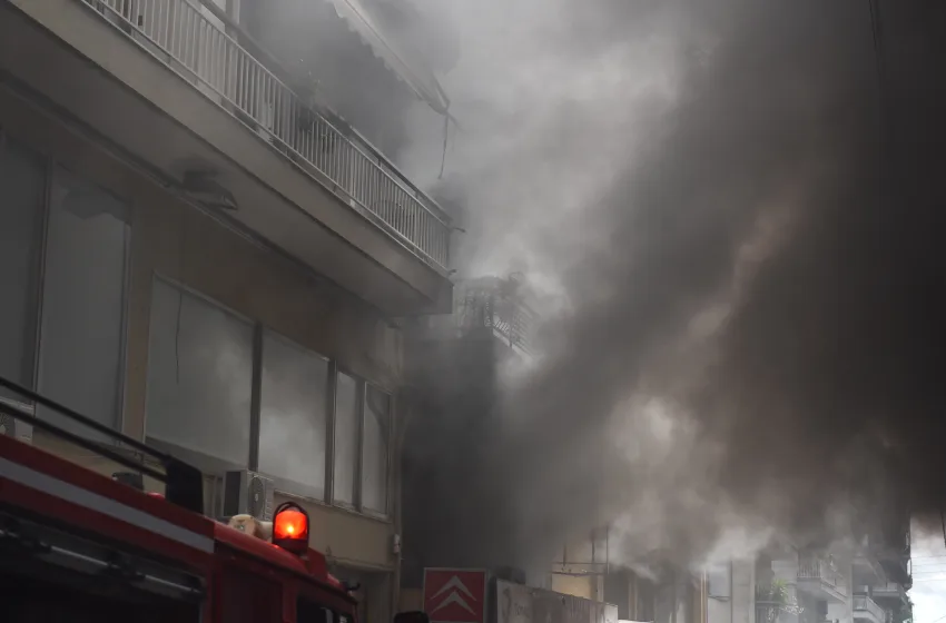  Θεσσαλονίκη: Φωτιά σε συνεργείο αυτοκινήτων, εκκενώθηκαν κτήρια (vid)