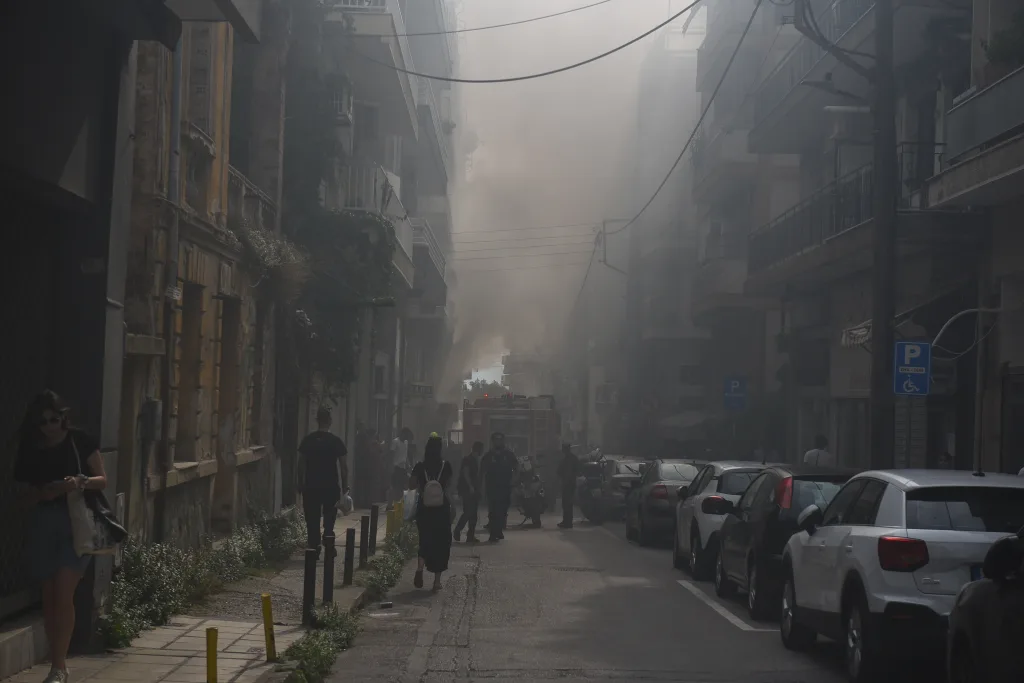 Θεσσαλονίκη: Φωτιά σε συνεργείο αυτοκινήτων, εκκενώθηκαν κτήρια (vid) 6 5225388