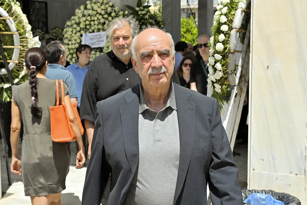 Συγκίνηση στο τελευταίο αντίο του εμβληματικού Ανδρέα Μαζαράκη- Πλήθος πολιτικών και δημοσιογράφων (εικόνες) 35 5229068