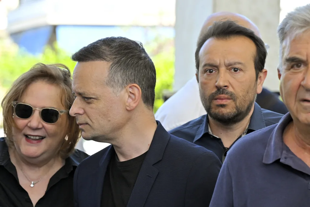 Συγκίνηση στο τελευταίο αντίο του εμβληματικού Ανδρέα Μαζαράκη- Πλήθος πολιτικών και δημοσιογράφων (εικόνες) 37 5229074