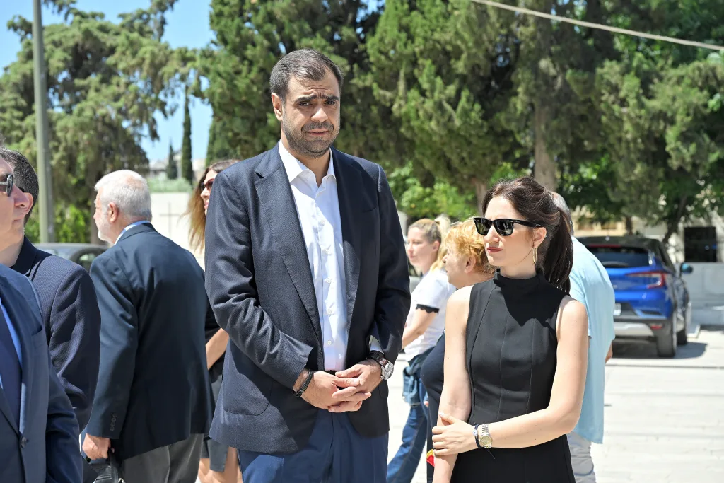 Συγκίνηση στο τελευταίο αντίο του εμβληματικού Ανδρέα Μαζαράκη- Πλήθος πολιτικών και δημοσιογράφων (εικόνες) 32 5229093