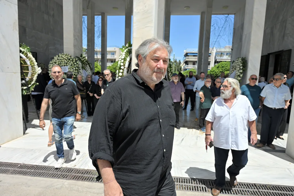 Συγκίνηση στο τελευταίο αντίο του εμβληματικού Ανδρέα Μαζαράκη- Πλήθος πολιτικών και δημοσιογράφων (εικόνες) 33 5229095