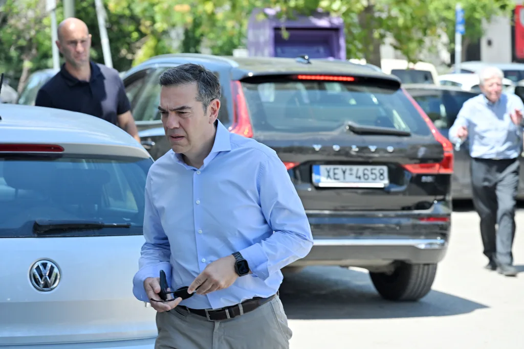 Συγκίνηση στο τελευταίο αντίο του εμβληματικού Ανδρέα Μαζαράκη- Πλήθος πολιτικών και δημοσιογράφων (εικόνες) 21 5229115