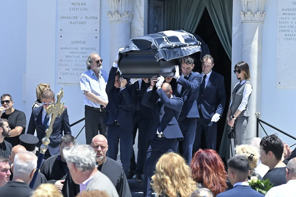 Συγκίνηση στο τελευταίο αντίο του εμβληματικού Ανδρέα Μαζαράκη- Πλήθος πολιτικών και δημοσιογράφων (εικόνες) 24 5229164