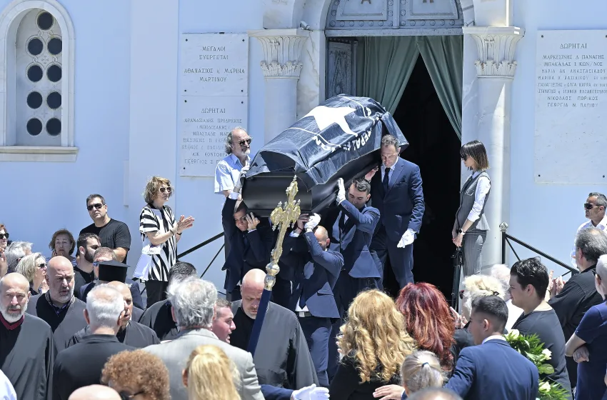  Συγκίνηση στο τελευταίο αντίο του εμβληματικού Ανδρέα Μαζαράκη- Πλήθος πολιτικών και δημοσιογράφων (εικόνες)