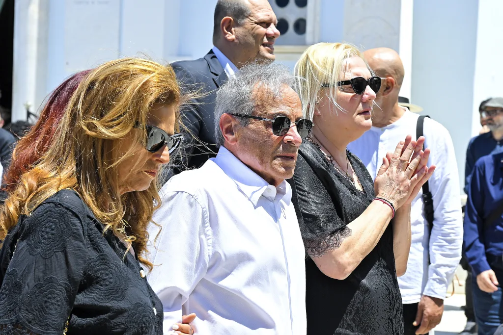 Συγκίνηση στο τελευταίο αντίο του εμβληματικού Ανδρέα Μαζαράκη- Πλήθος πολιτικών και δημοσιογράφων (εικόνες) 27 5229170