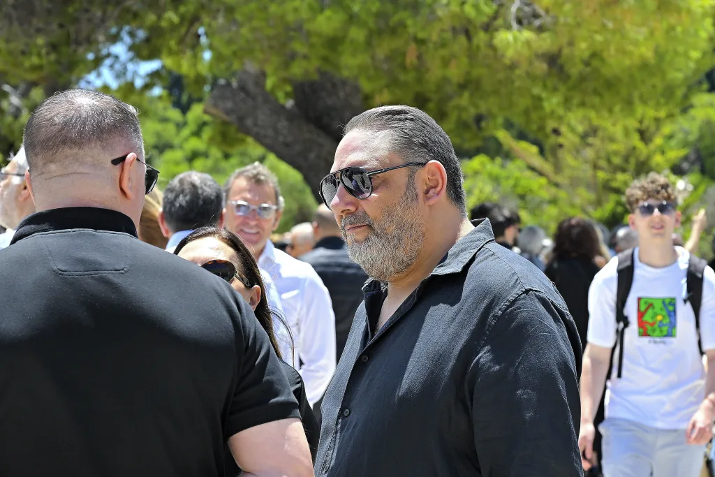 Συγκίνηση στο τελευταίο αντίο του εμβληματικού Ανδρέα Μαζαράκη- Πλήθος πολιτικών και δημοσιογράφων (εικόνες) 28 5229260