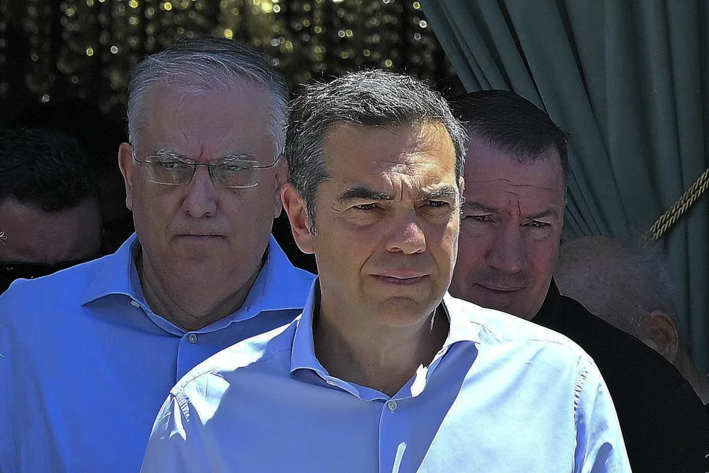 Συγκίνηση στο τελευταίο αντίο του εμβληματικού Ανδρέα Μαζαράκη- Πλήθος πολιτικών και δημοσιογράφων (εικόνες) 26 5229307