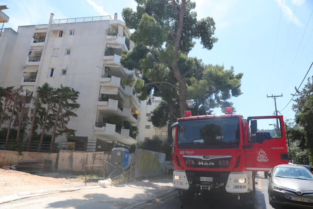Φωτιά σε υπόγειο γκαράζ στην Αγία Παρασκευή- Κάηκαν αυτοκίνητα (εικόνες) 6 6992541