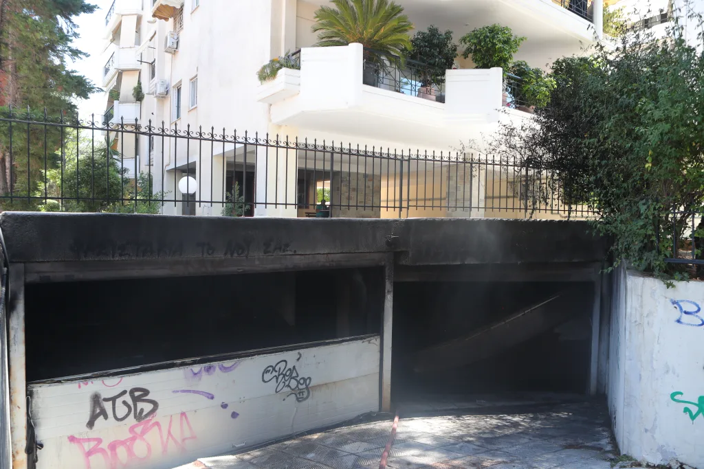 Φωτιά σε υπόγειο γκαράζ στην Αγία Παρασκευή- Κάηκαν αυτοκίνητα (εικόνες) 8 6992543