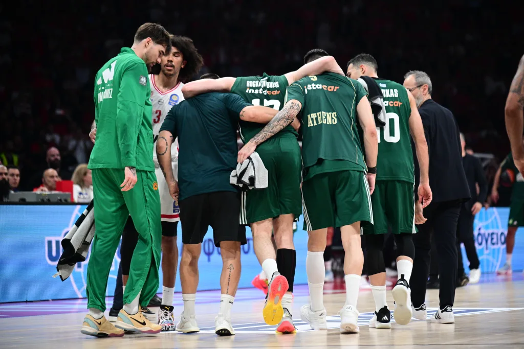 Αποχώρησε υποβασταζόμενος ο Ρογκαβόπουλος, χειροκροτήθηκε από τους Ολυμπιακούς 10 6994043