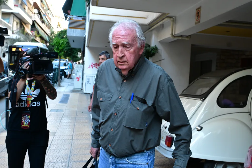 Με ταξί και αστυνομική συνοδεία επέστρεψε ο Γιωτόπουλος στις φυλακές Κορυδαλλού (εικόνες) 8 7002391