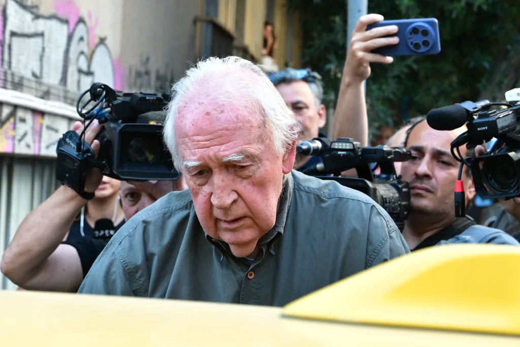 Με ταξί και αστυνομική συνοδεία επέστρεψε ο Γιωτόπουλος στις φυλακές Κορυδαλλού (εικόνες) 12 7002407