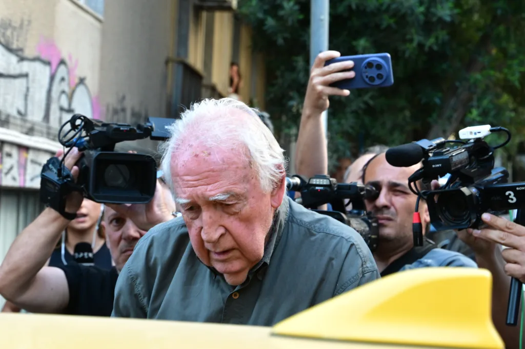 Με ταξί και αστυνομική συνοδεία επέστρεψε ο Γιωτόπουλος στις φυλακές Κορυδαλλού (εικόνες) 9 7002428