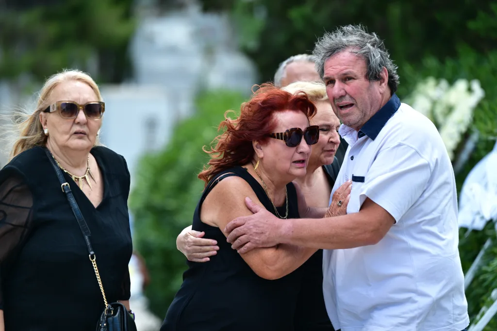 Θρήνος στην κηδεία του ηθοποιού Σωτήρη Τσόγκα- Συντετριμμένη η σύζυγος (εικόνες) 13 7005052