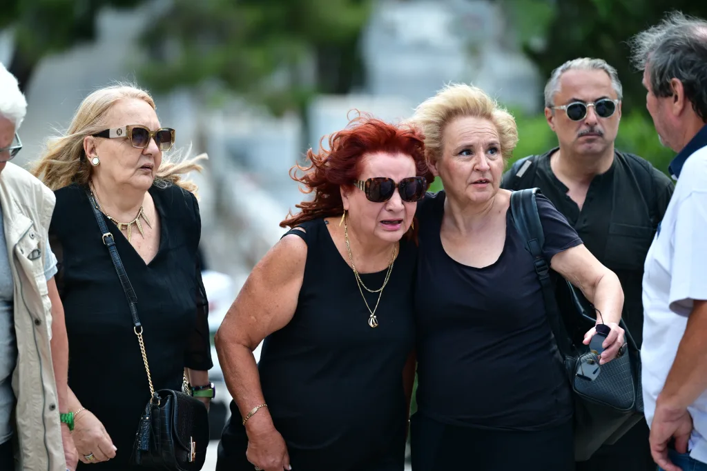Θρήνος στην κηδεία του ηθοποιού Σωτήρη Τσόγκα- Συντετριμμένη η σύζυγος (εικόνες) 12 7005054
