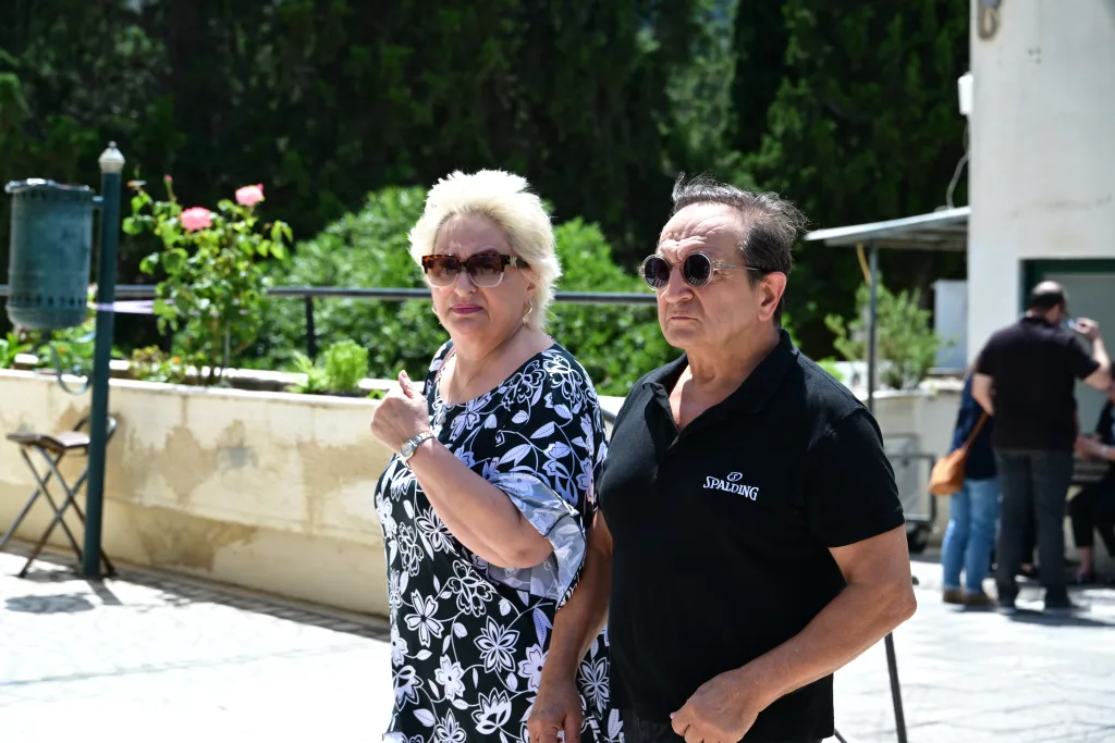Θρήνος στην κηδεία του ηθοποιού Σωτήρη Τσόγκα- Συντετριμμένη η σύζυγος (εικόνες) 21 7005067
