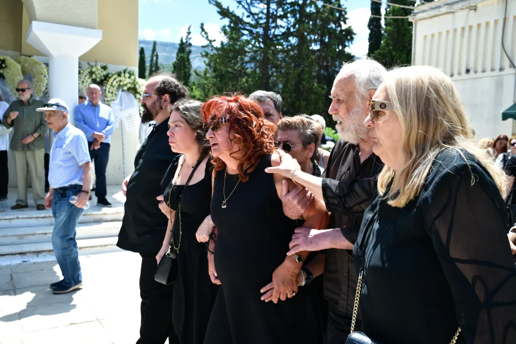 Θρήνος στην κηδεία του ηθοποιού Σωτήρη Τσόγκα- Συντετριμμένη η σύζυγος (εικόνες) 14 7005087