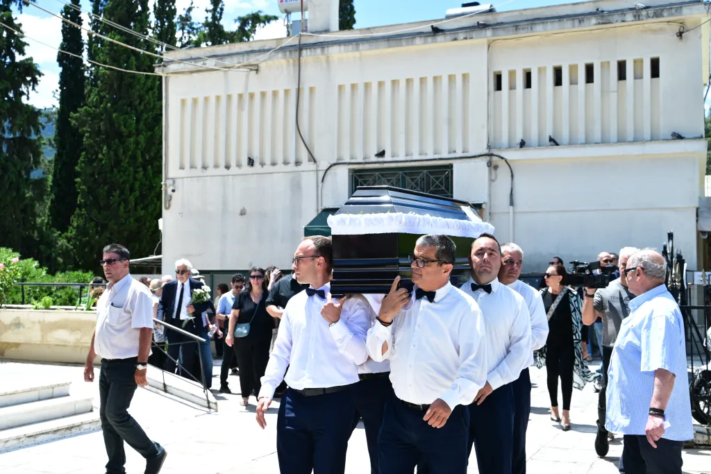 Θρήνος στην κηδεία του ηθοποιού Σωτήρη Τσόγκα- Συντετριμμένη η σύζυγος (εικόνες) 20 7005110