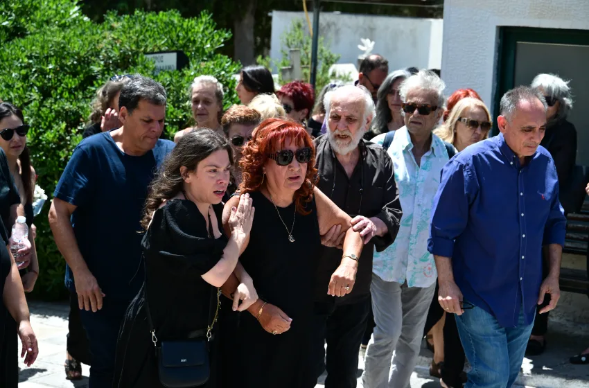  Θρήνος στην κηδεία του ηθοποιού Σωτήρη Τσόγκα- Συντετριμμένη η σύζυγος (εικόνες)