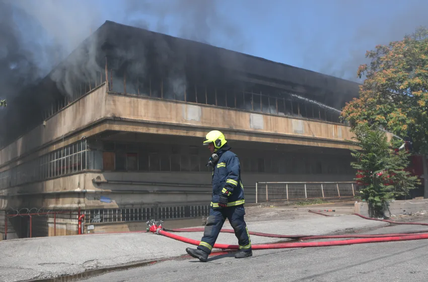  Φωτιά στο Αιγάλεω: Συνεχίζουν να επιχειρούν οι πυροσβεστικές δυνάμεις