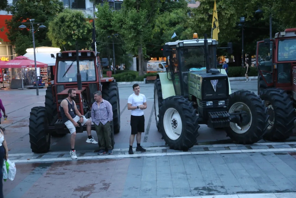 Διαμαρτυρία αγροτών με τα τρακτέρ στο κέντρο της Λάρισας (εικόνες) 9 7010531