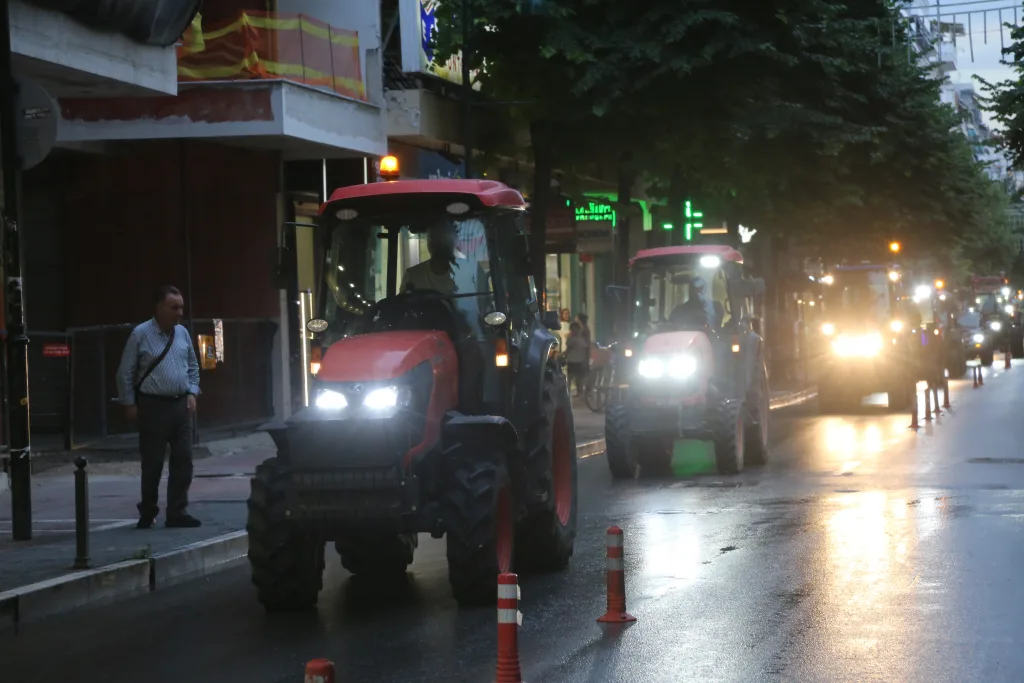 Διαμαρτυρία αγροτών με τα τρακτέρ στο κέντρο της Λάρισας (εικόνες) 8 7010540