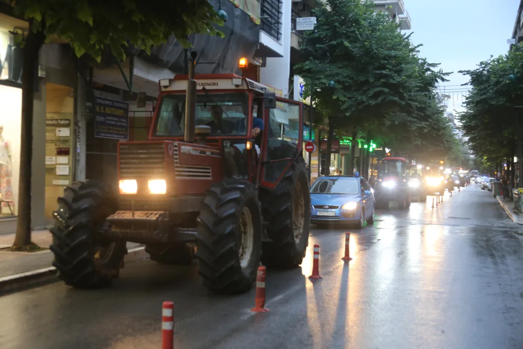 Διαμαρτυρία αγροτών με τα τρακτέρ στο κέντρο της Λάρισας (εικόνες) 7 7010541