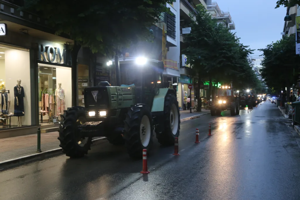 Διαμαρτυρία αγροτών με τα τρακτέρ στο κέντρο της Λάρισας (εικόνες) 6 7010543