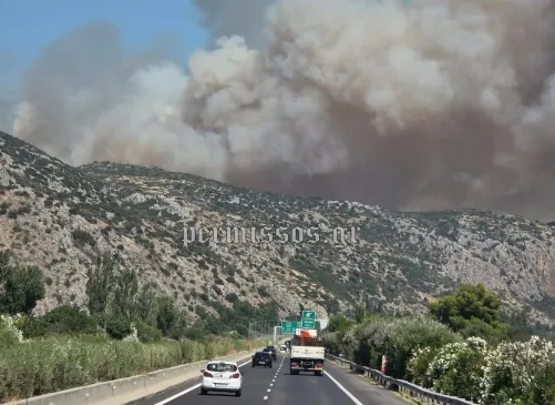  Βοιωτία: Φωτιά στο Ακραίφνιο- Έκλεισε η Εθνική Οδός -Ήχησε το 112
