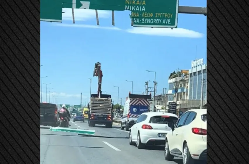  Kηφισός: Γερανοφόρο ”κατέβασε” πινακίδα στον Κηφισό-Από θαύμα γλίτωσαν επιβάτες μηχανής (vid)