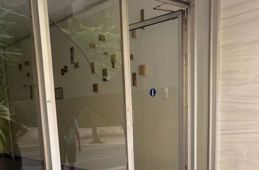  Αγρίνιο: Άγριος ξυλοδαρμός γυναίκας από τον σύντροφό της-Χτυπούσε το κεφάλι της σε τζαμαρία πολυκατοικίας