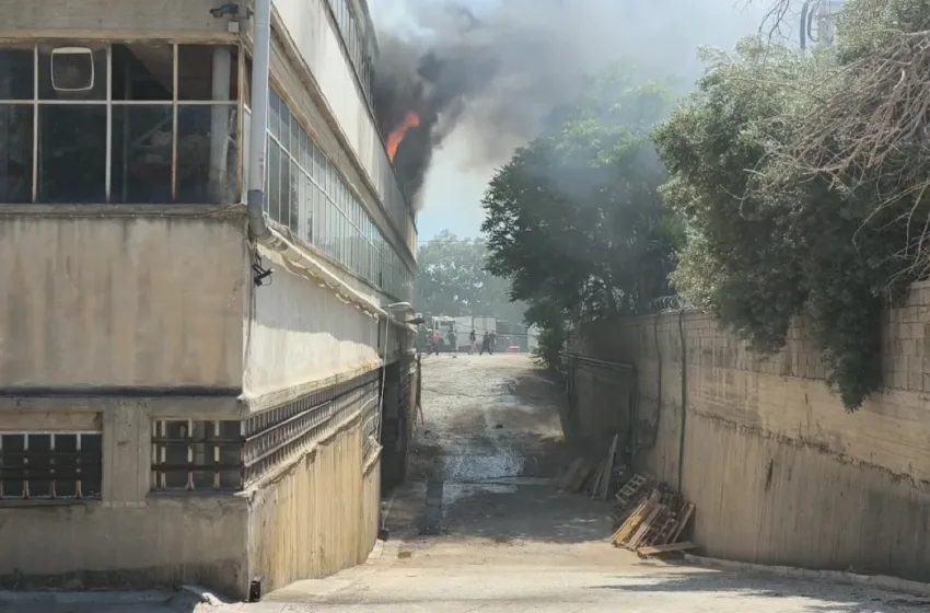  Αιγάλεω: Φωτιά σε εργοστάσιο με πλαστικά- Συναγερμός στην Πυροσβεστική