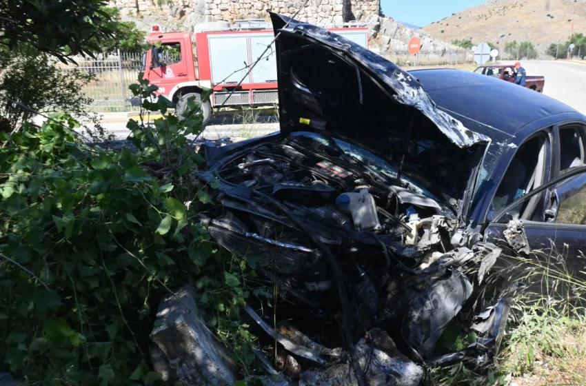  Αργολίδα: Σοβαρό τροχαίο με πέντε τραυματίες- Αυτοκίνητο “καρφώθηκε” σε μάντρα (vid)