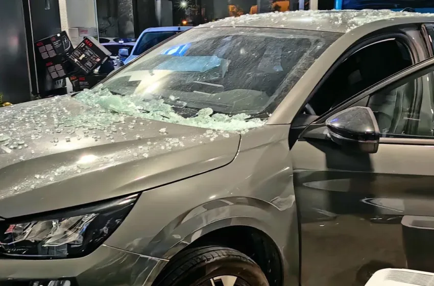  Θεσσαλονίκη: Αυτοκίνητο καρφώθηκε σε τζαμαρία παντοπωλείου – Δύο τραυματίες στο νοσοκομείο