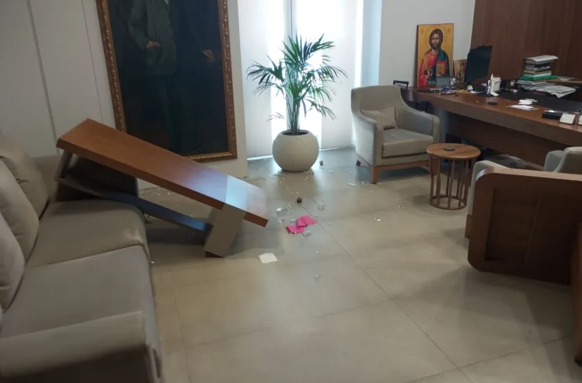  Ρέθυμνο: Δημότης σε αμόκ  έκανε “γυαλιά καρφιά” το γραφείο του δημάρχου