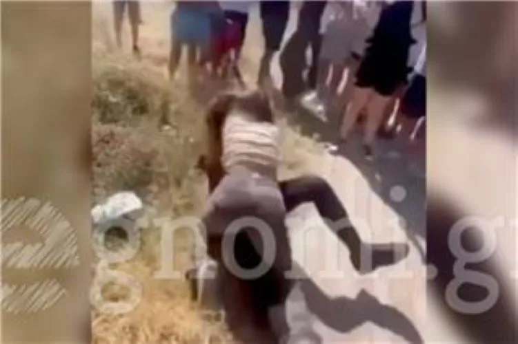  Βίντεο από την άγρια συμπλοκή μαθητριών έξω από Γυμνάσιο στην Εύβοια – Παρόντες δεκάδες μαθητές