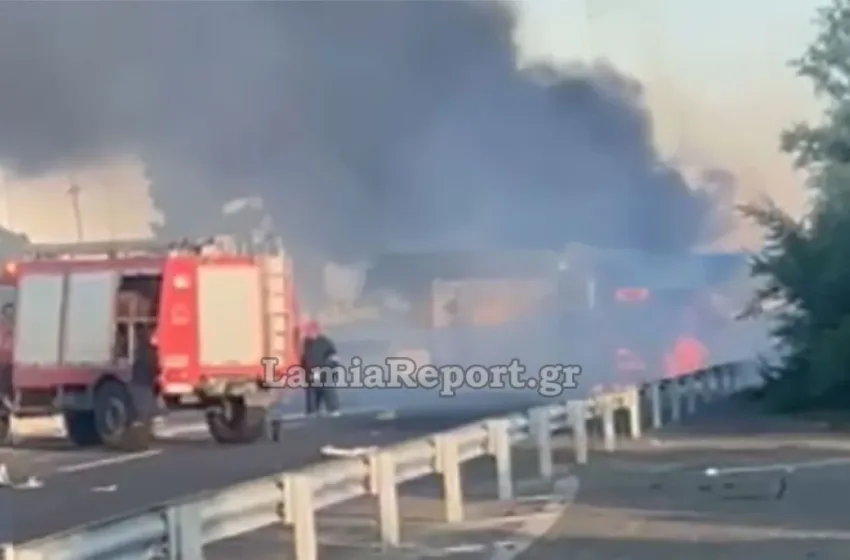  Φορτηγό ανετράπη στην Εθνική Αθηνών-Θεσσαλονίκης και τυλίχθηκε στις φλόγες (vid)