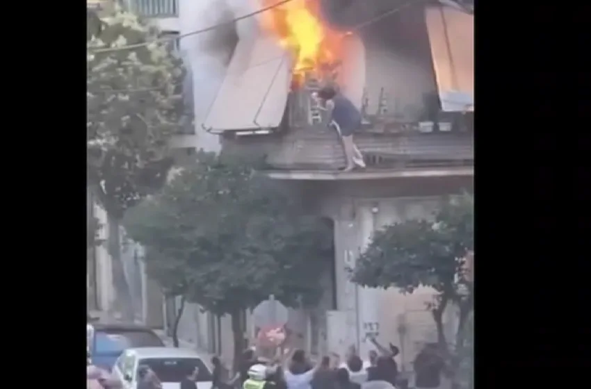  Καλλιθέα:Διανομέας έσωσε 75χρονη που πήδηξε από το μπαλκόνι φλεγόμενου σπιτιού–”Γιαγιά, πήδα,θα σε πιάσω”
