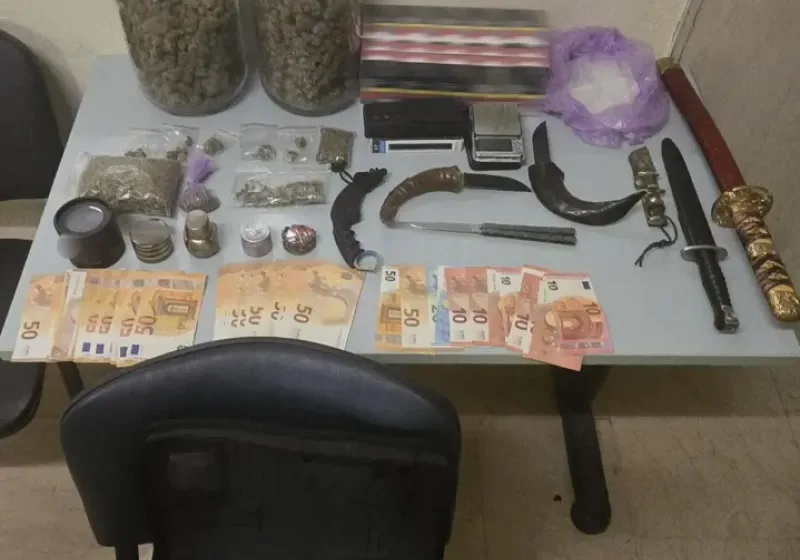  Κυψέλη: Συνελήφθη ζευγάρι με τέσσερα κιλά χασίς, δύο σπαθιά και 20 μαχαίρια