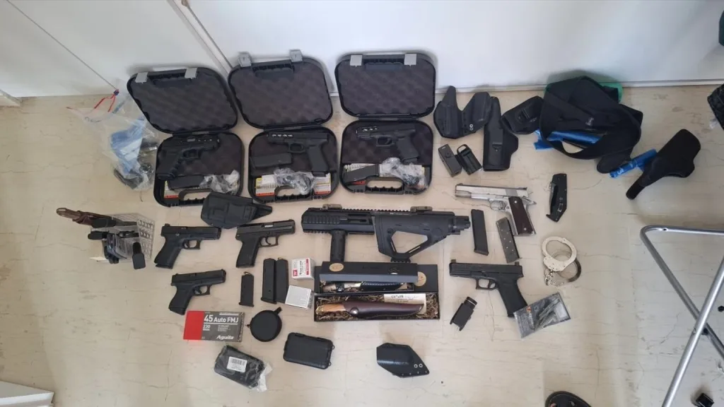 Ναρκωτικά και όπλα: Μεγάλη επιχείρηση της αστυνομίας στη Ζάκυνθο-Η "βιτρίνα" των ενοικιαζόμενων, κρύπτες και οπλοστάσιο 5 image0