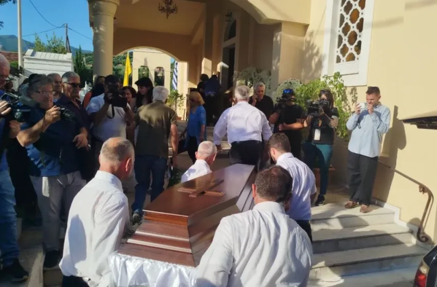  Γυναικοκτονία Καλαμάτα: Σε κλίμα οδύνης η κηδεία της 39χρονης Βασιλικής (εικόνες)