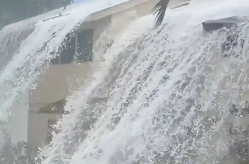  Τρομακτικό βίντεο: Κύμα “King Tide” καταπίνει σπίτι στη Χαβάη