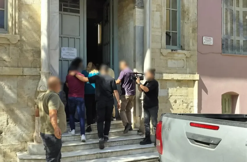  Κύκλωμα πειρατικής τηλεόρασης: Απολογούνται οι κατηγορούμενοι- Τα μηνύματα που έστελναν