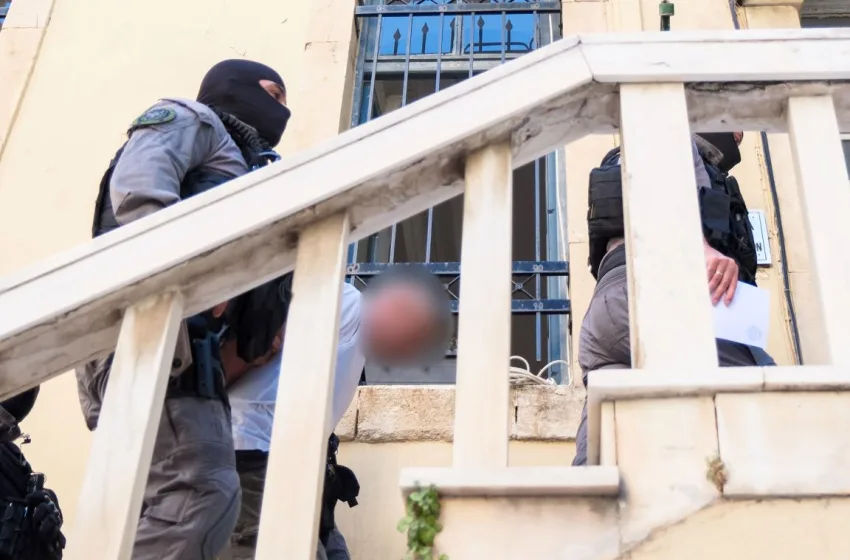 Χανιά: Με αλεξίσφαιρο και υπό δρακόντεια μέτρα ο δολοφόνος της Λεβεντάκη στα δικαστήρια