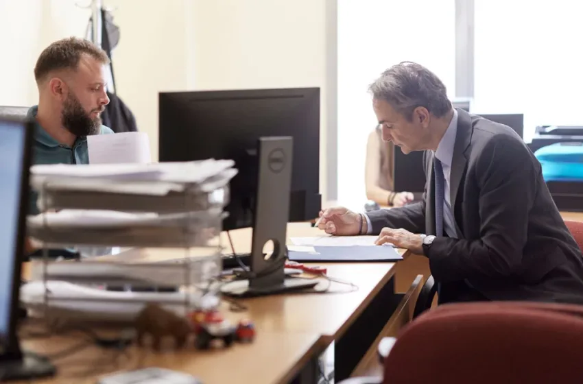  Βίντεο: Ο Μητσοτάκης πήγε στο ΑΤ Συντάγματος για έκδοση νέας ταυτότητας 